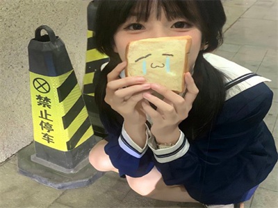 边打扑克边捏奶,扑克场尴尬一幕，道德底线引热议-1