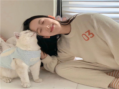 男生的坤坤放到老师的坤里,明星师生恋疑云，真相成谜