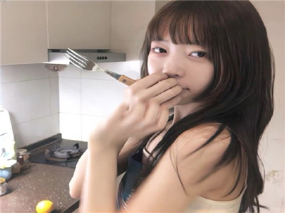 女班长被c扒衣服视频软件,校园风波：隐私泄露引关注