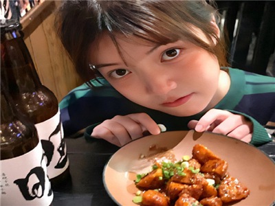 夏天穿背心外面穿什么,夏日穿搭秘籍：背心搭配指南