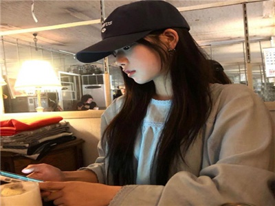 爆乳美女扒开胸罩露出奶头网站,网络低俗内容引争议，道德监管待加强-3