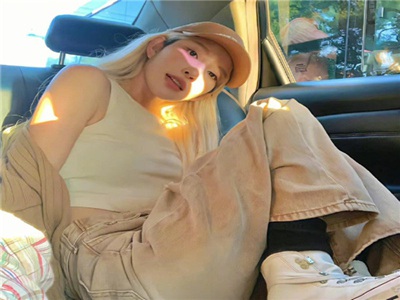 黄黑衣服搭配好看吗,时尚碰撞：揭秘黄黑搭配新潮流-2