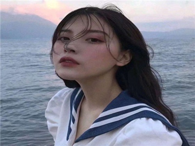 男人从后面抱女人做饭清晨厨房里的欢愉,厨房温情瞬间：家的温暖令人心动-4