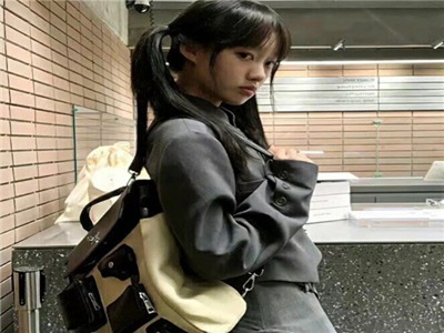 数学课代表趴到桌子上,学霸数学课代表体力不支趴桌，揭秘学习压力真相-3