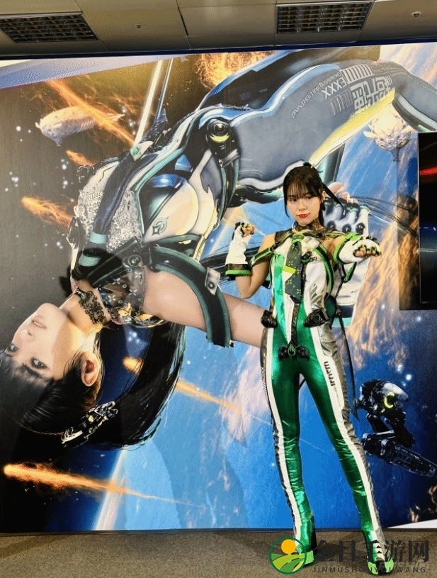 啦啦队美女李多慧现身《星刃》活动 Cos女主好性感