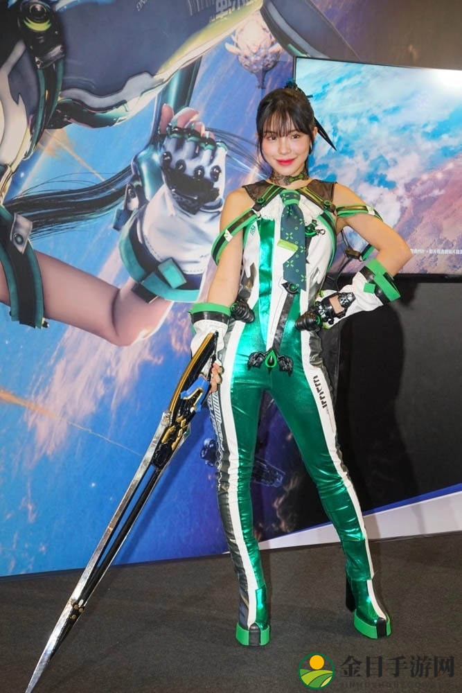 啦啦队美女李多慧现身《星刃》活动 Cos女主好性感