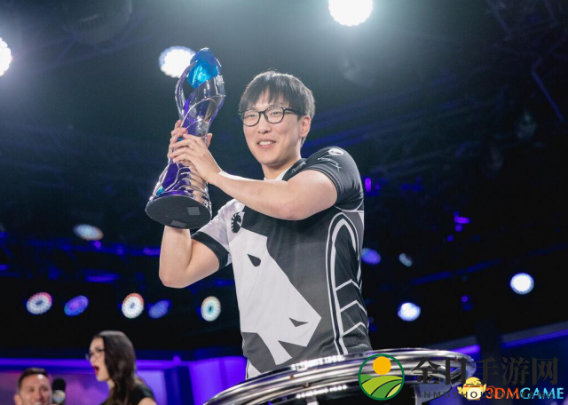 《LOL》冠军选手逆境重生，母难过后重返赛场夺冠冲MSI